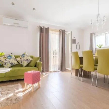 Apartment Libero 2 Bedroom Apartament Podstrana